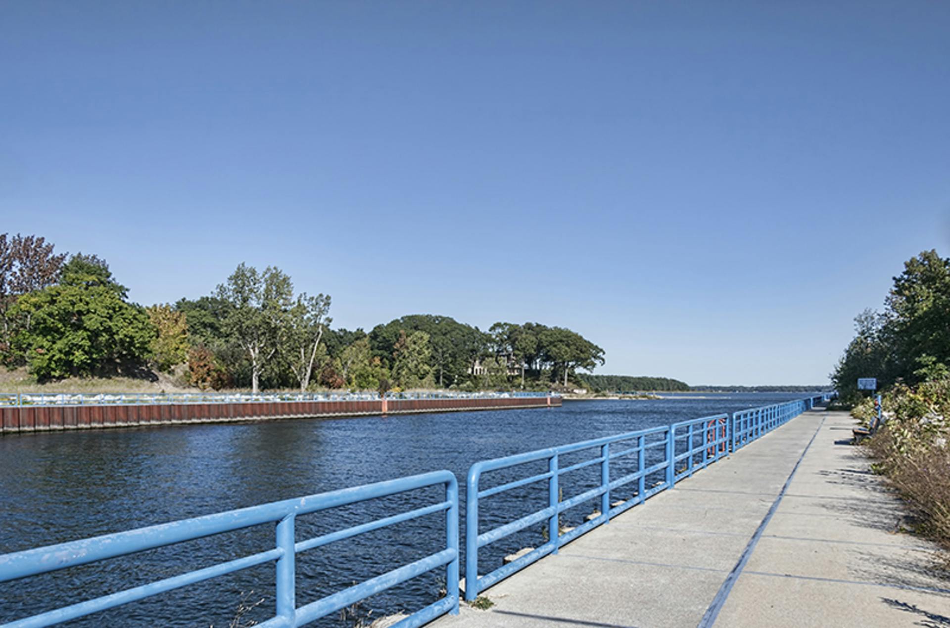 iStock/kellingo