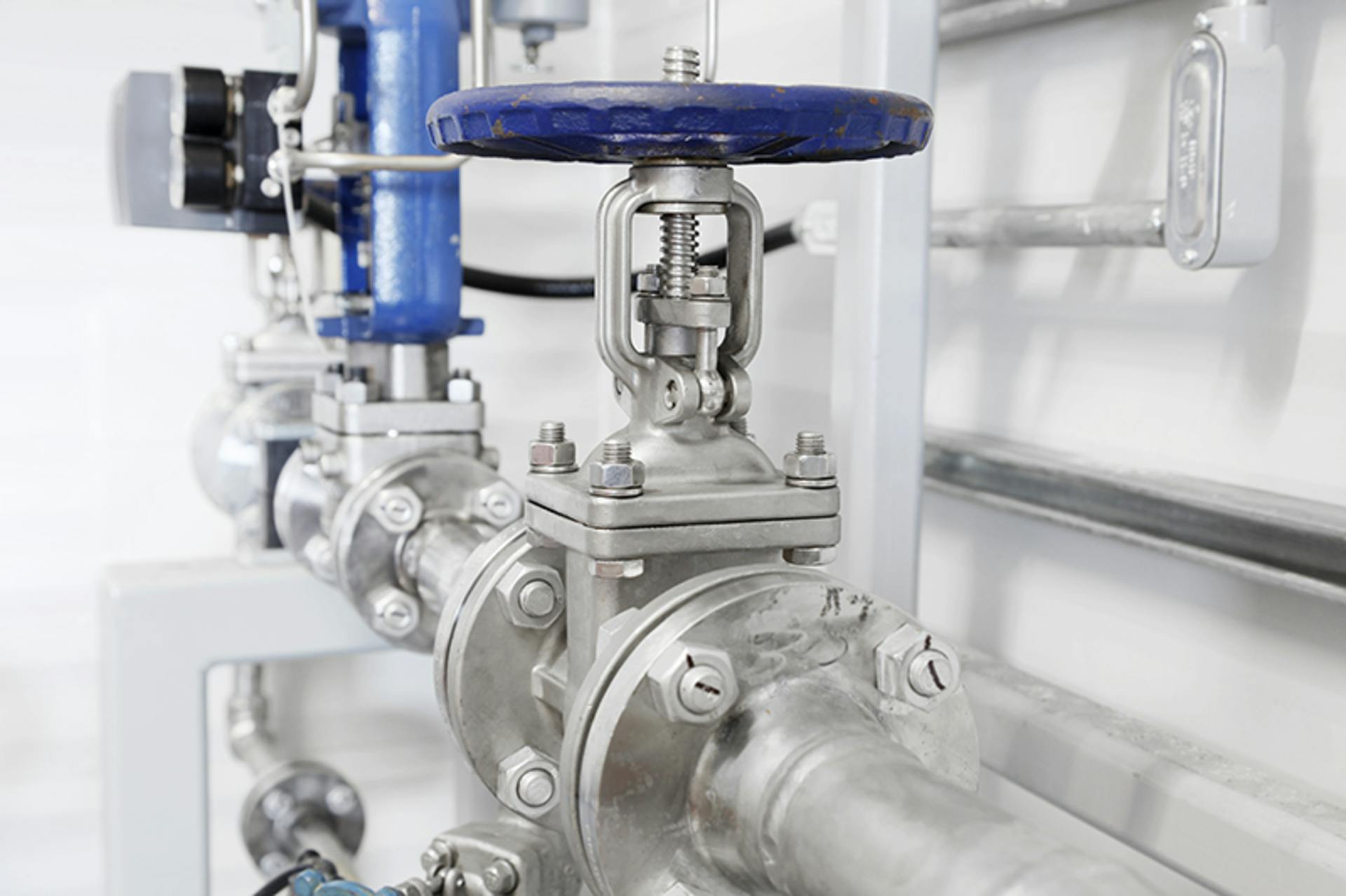 Globe valves are suitable for throttling, ideally when the disc is at least 20 percent open. Otherwise, flow-induced vibration can damage the valve. Lauri Patterson/iStock.