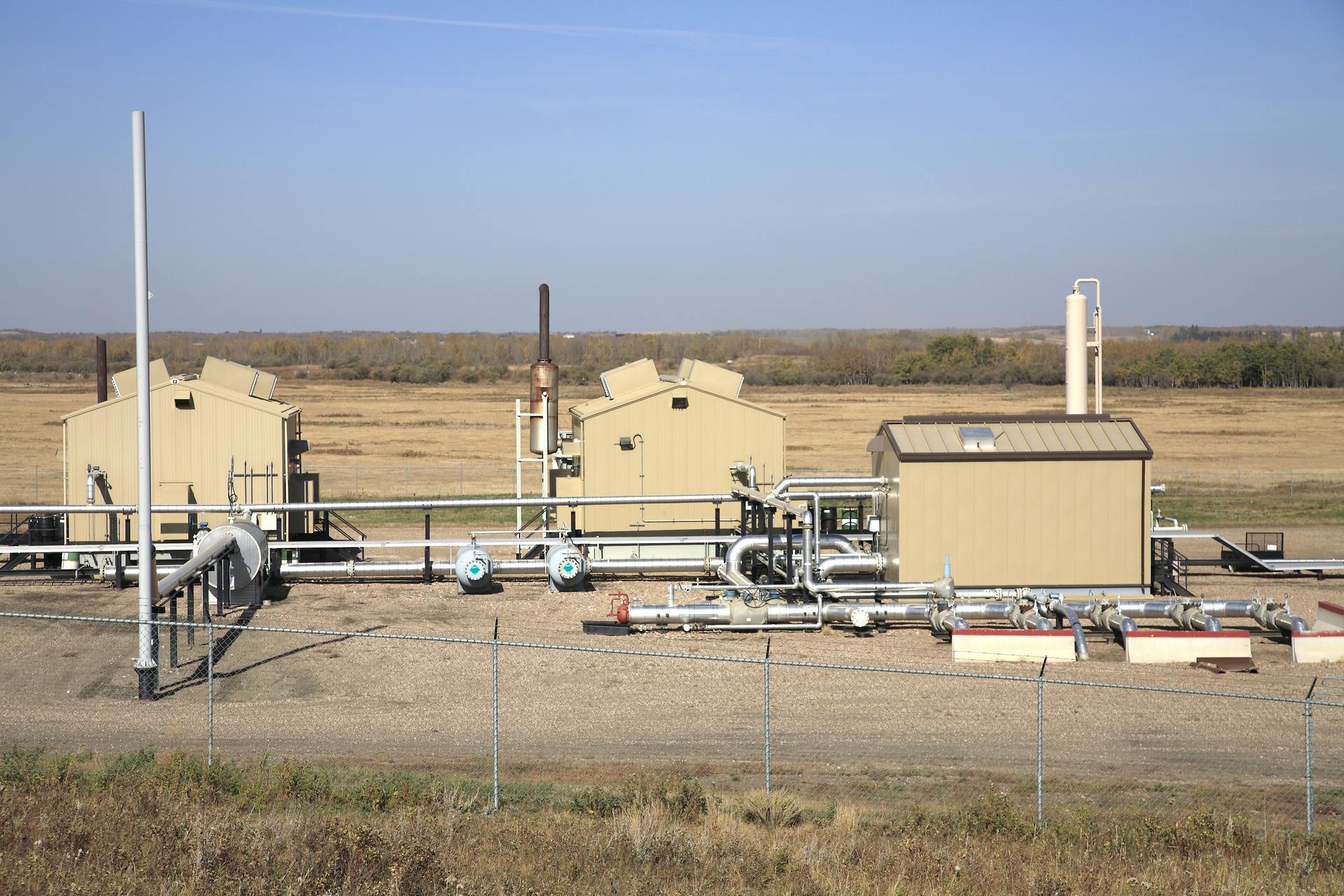 Globe valves, used in upstream, midstream and downstream operations for throttling, are ideal when the disc is at least 20 percent open. Otherwise, flow-induced vibration can cause damage. Solidago/iStock