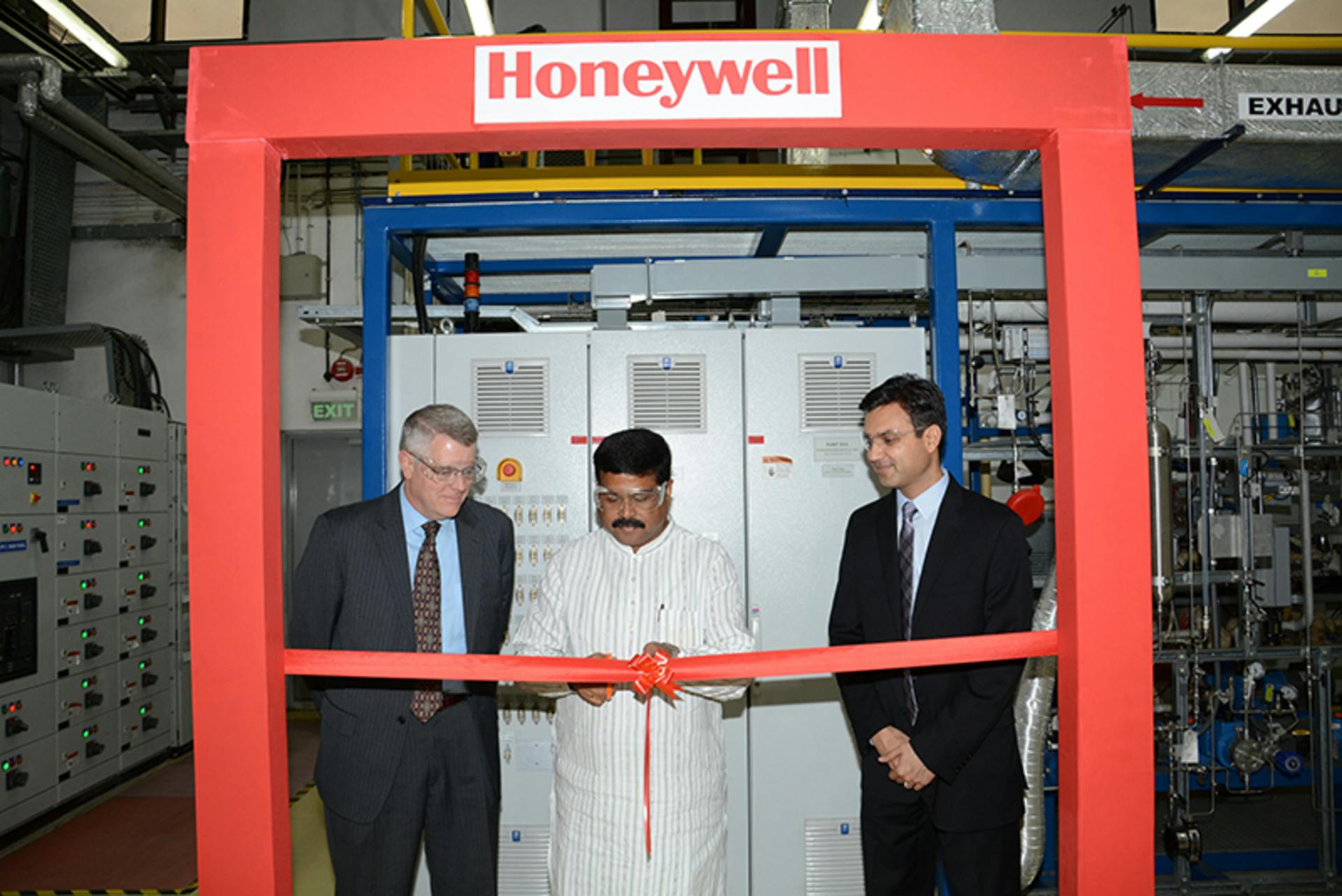 Steven C. Gimre, Managing Director, UOP India Private Limited; Hon&rsquo;ble Minister of State for Petroleum and Natural Gas, Shri Dharmendra Pradhan; Anant Maheshwari, President of Honeywell India. Photo courtesy of Honeywell