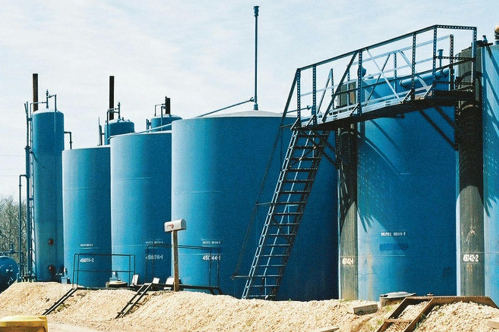 Oil storage tanks in a Houston, Texas oil field. Oil storage has become an increasingly important issue because the supply of available oil has increased. All images courtesy of Flow Research Inc.