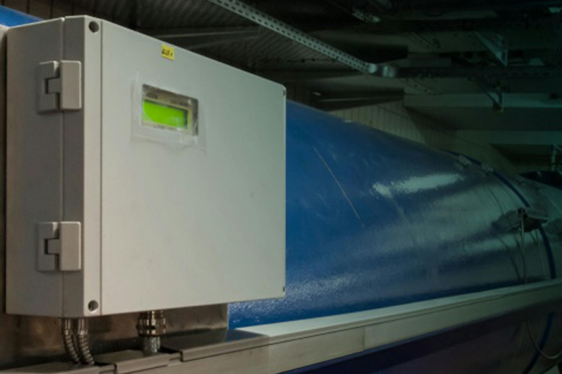 Ultrasonic flowmeter measuring flow on a water pipeline. Image courtesy of FLEXIM.