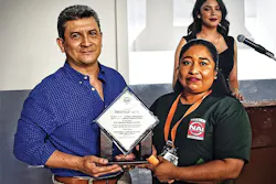 Carlos Canez, NAI’s director of operations in Mexico, presents a Defect-Free Award trophy to employees of Plant #2 in recognition of their outstanding achievement. Graphic courtesy of NAI