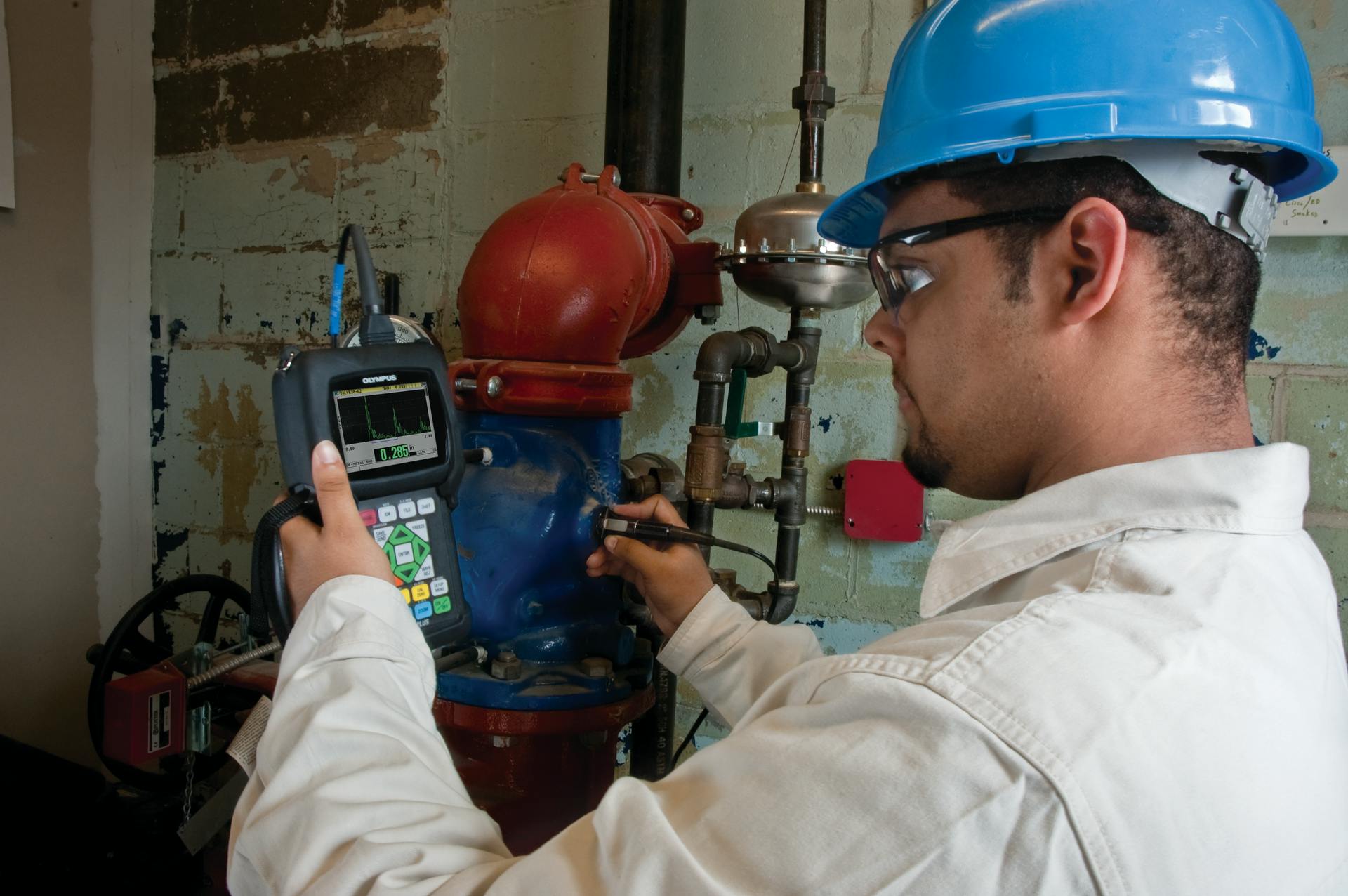 Figure 1. Olympus 38DL PLUS thickness gage with dual element transducer