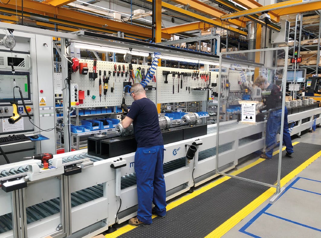 Partitions between the workplaces protect the employees in the assembly area.