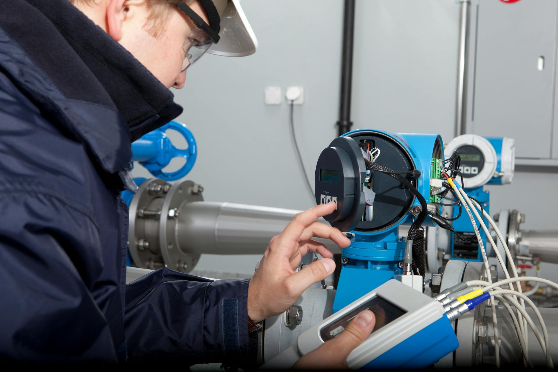 Figure 1. An individual technician can evaluate instruments one by one, but this manual approach cannot keep up with a large population of field devices.