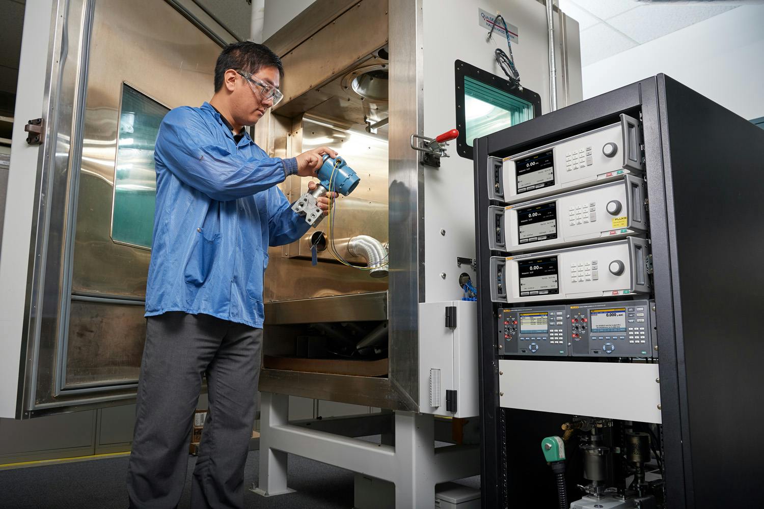 Fluke Calibration 8370A Modular High-Pressure Calibrators can calibrate a wide workload of pressure sensors.