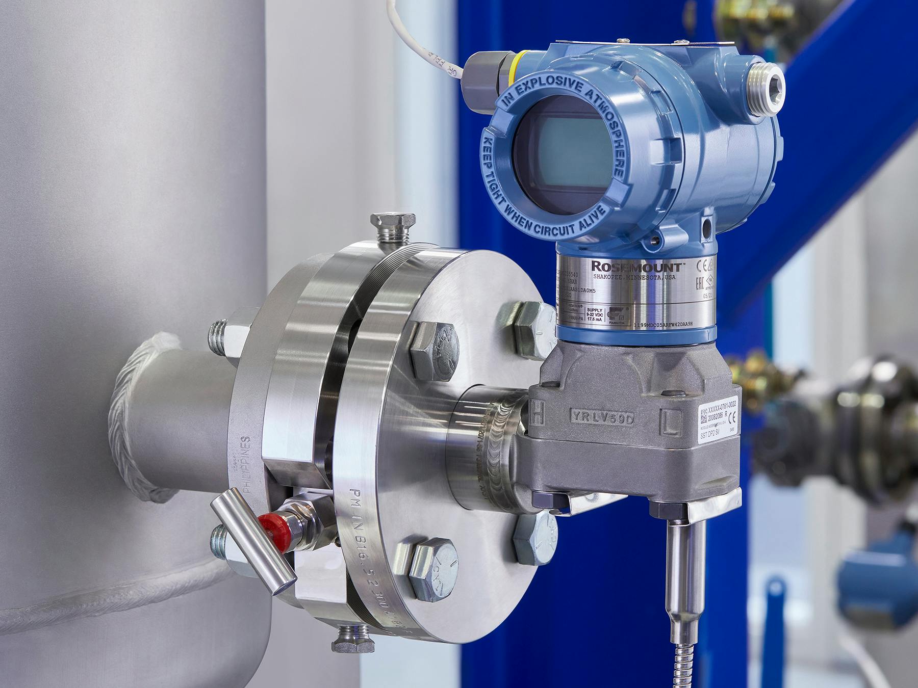 Rosemount 319 Flushing Rings with integrated valves for differential pressure (DP) level seal systems.