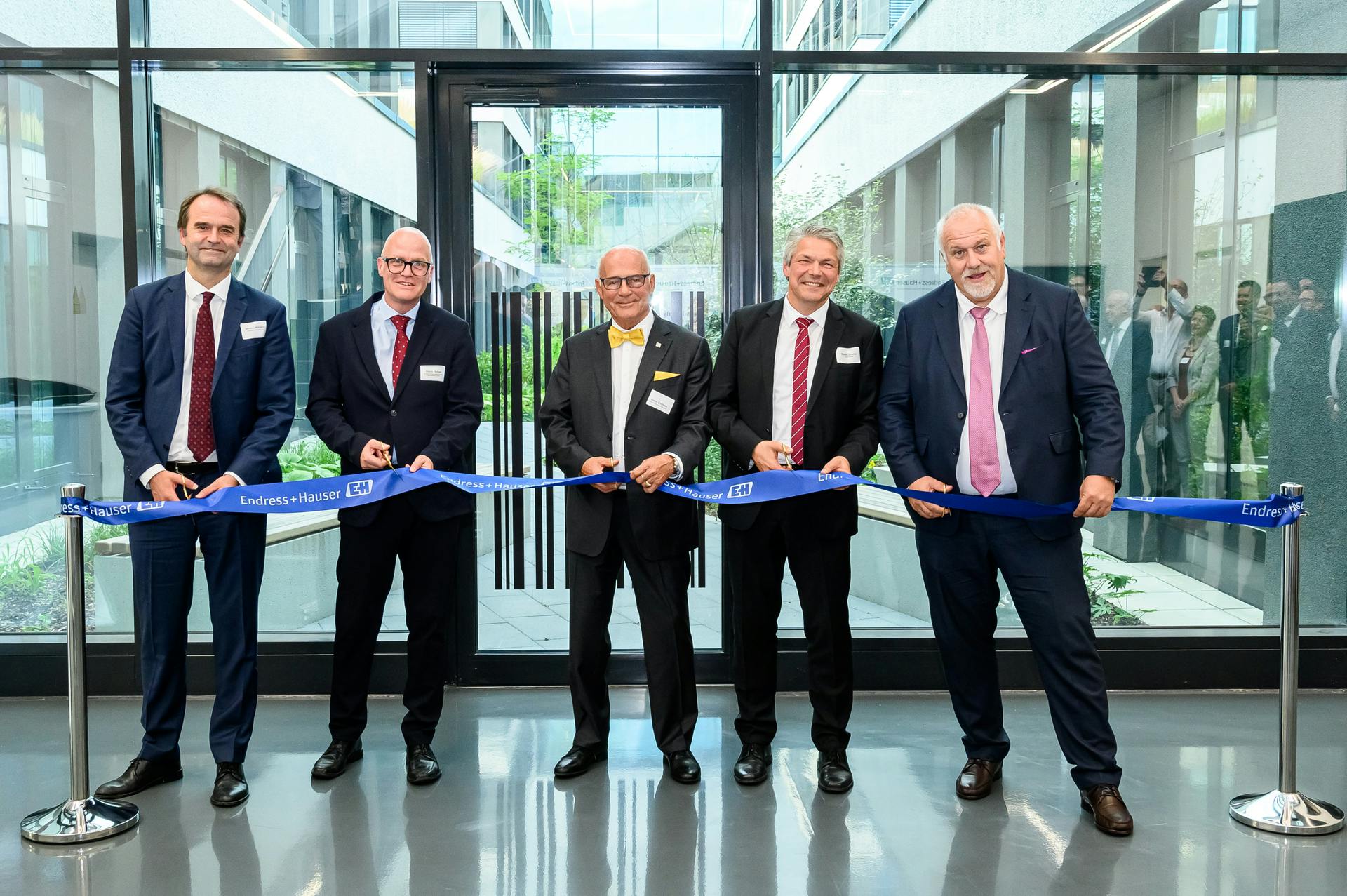 Endress+Hauser inaugurated its new site at the Freiburg Innovation Center FRIZ. The Group bundles various research and development activities there. Pictured (from left): Dr Mirko Lehmann (Managing Director Endress+Hauser Flow), Hans-J&uuml;rgen Huber (Managing Director Endress+Hauser Digital Solutions Germany), Dr Klaus Endress (Supervisory Board President of the Endress+Hauser Group), Stefan Breiter (Mayor of Finances of the city of Freiburg) and Matthias Altendorf (CEO of the Endress+Hauser Group).