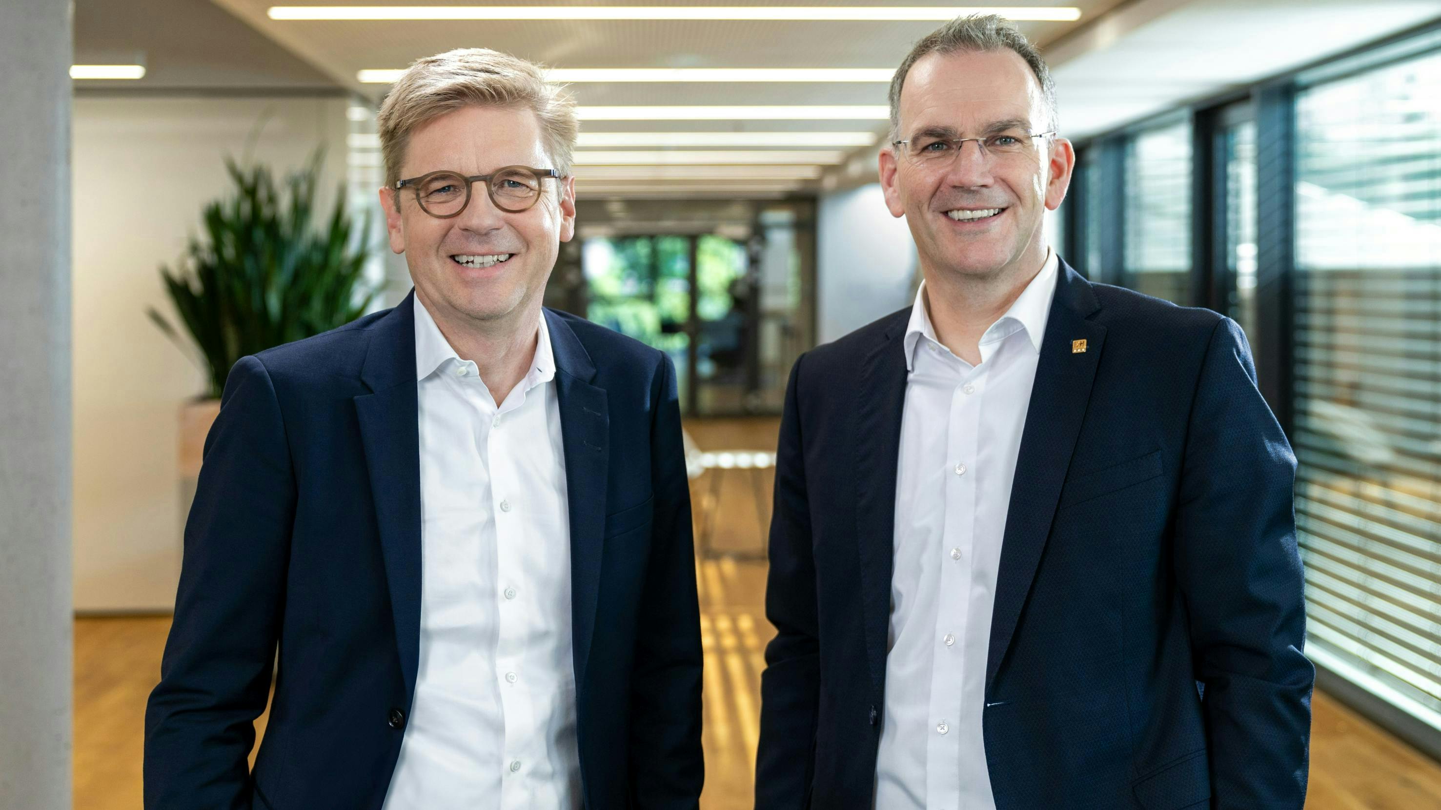 Dr. Mats G&ouml;kstorp (left), chairman of the executive board at SICK AG, and Dr. Peter Selders, CEO of the Endress+Hauser Group.