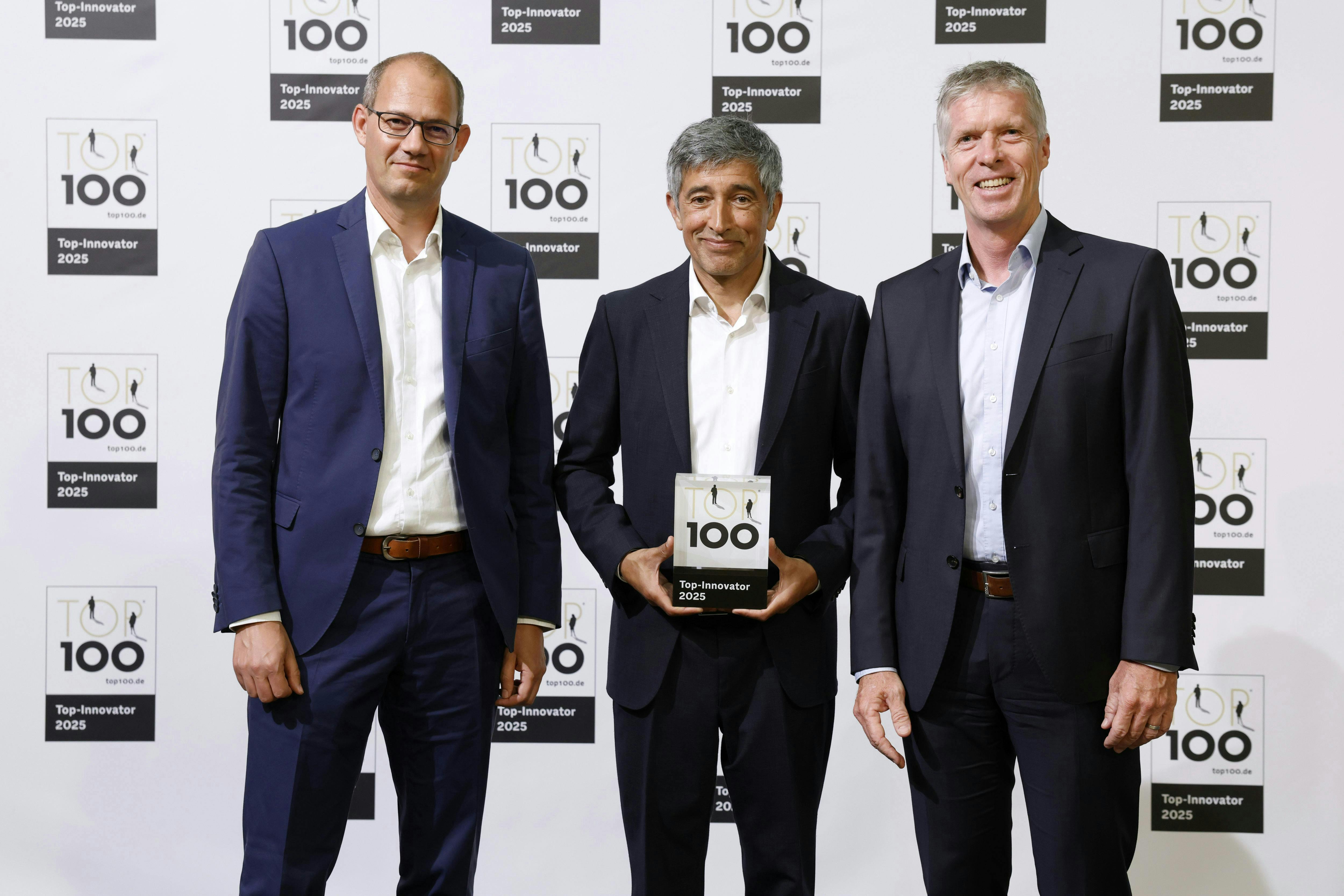 Mentor Ranga Yogeshwar presents the award to Christian Reichert and Simon Z&uuml;hlke from Endress+Hauser Level+Pressure.