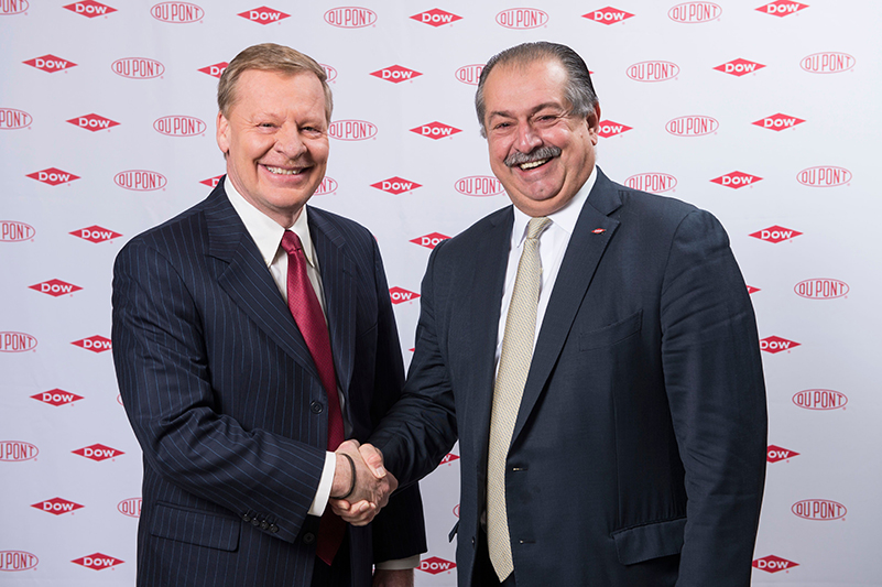 Edward D. Breen, chairman and chief executive officer of DuPont, shakes hands with Dow Chairman and CEO Andrew N. Liveris. Courtesy of DuPont.