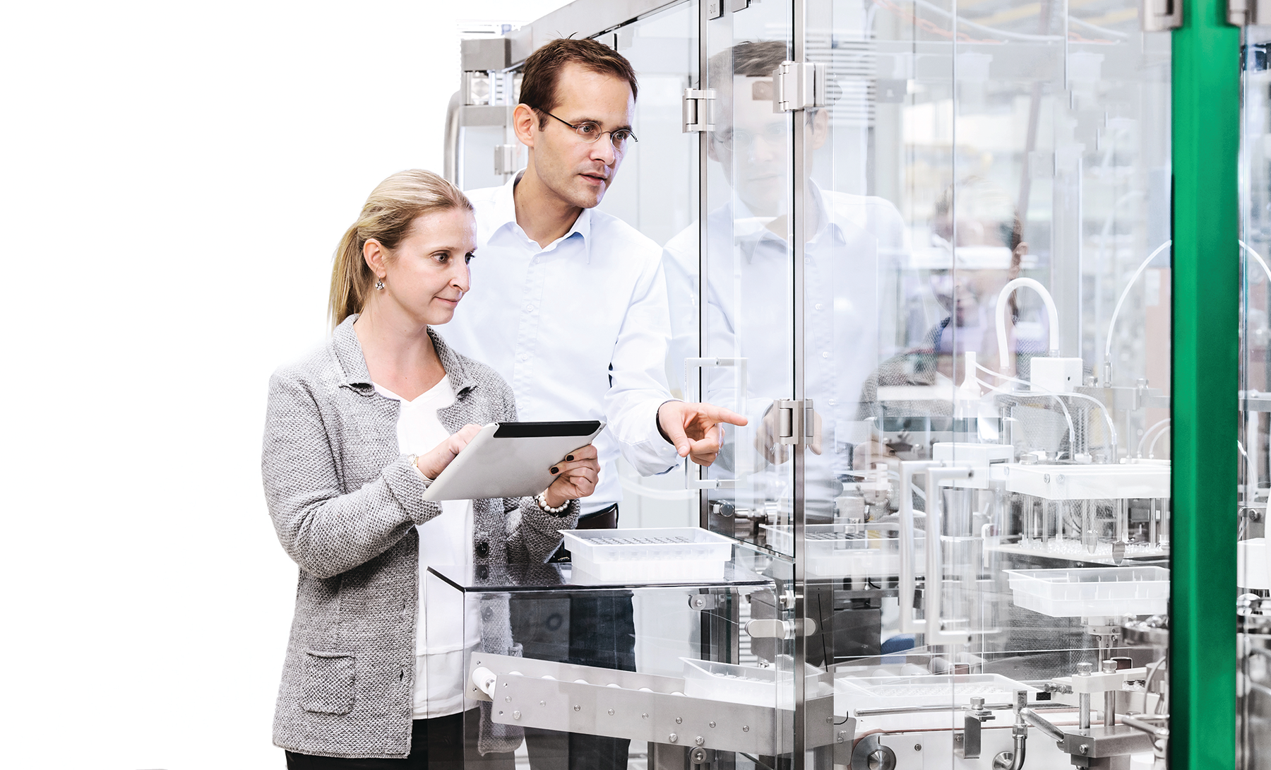 The interdisciplinary service team plans the technical audit together with the customer. All images &copy; Syntegon Technology