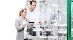 The interdisciplinary service team plans the technical audit together with the customer. All images © Syntegon Technology