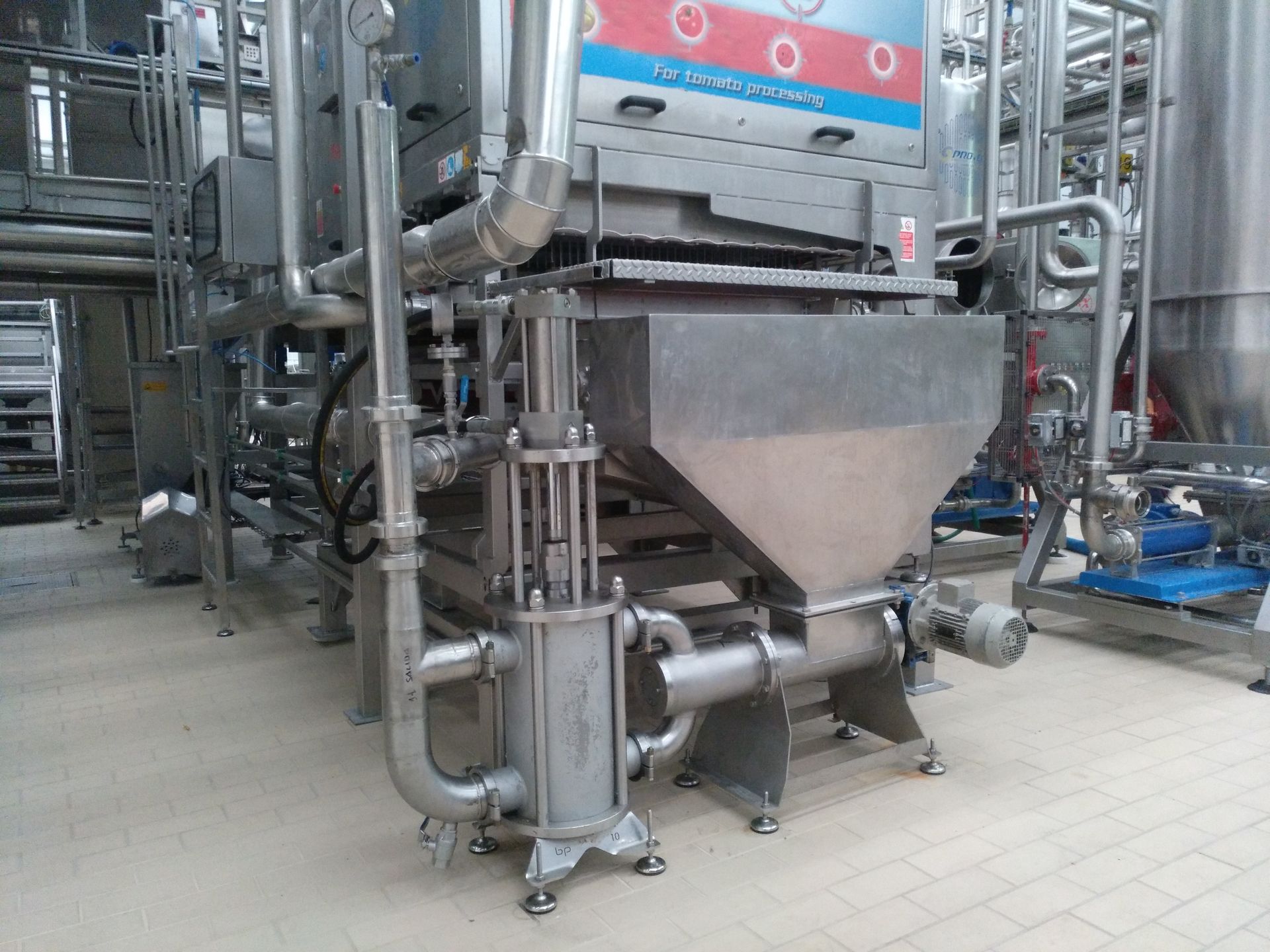 A full size HRS BP Series piston pump with screw conveyor.