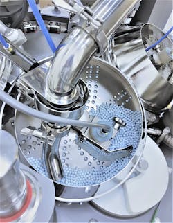 Mechanical filling via a dosing disk makes sure that only one tablet falls into the capsule base at a time. Mechanical filling via a dosing disk makes sure that only one tablet falls into the capsule base at a time.