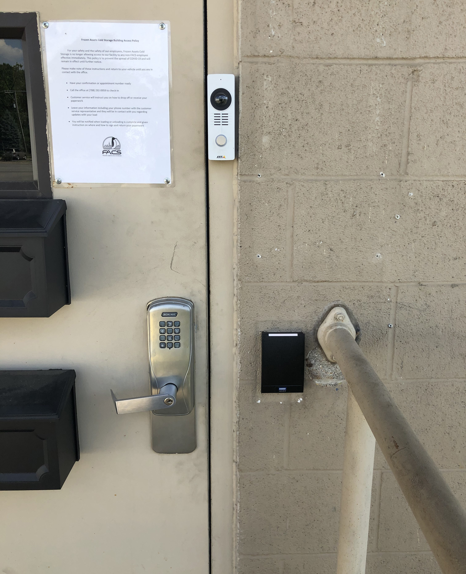 聘請技術整合商安裝門鈴和裝貨碼頭攝像頭可以幫助食品公司實現封鎖——不允許遊客、外部供應商或非員工進入其大樓。