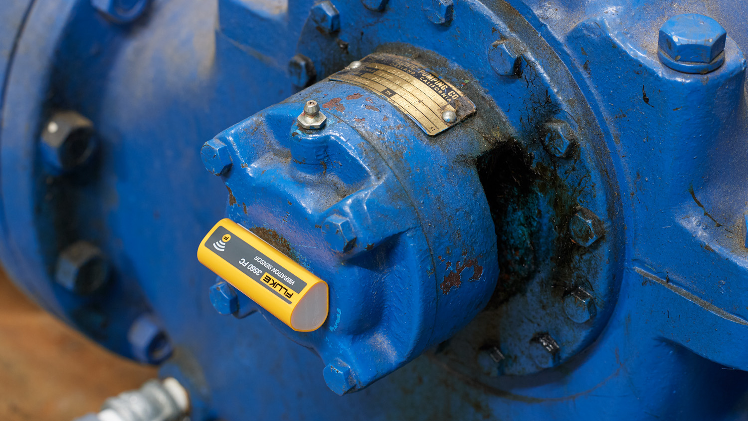 A Fluke 3561 FC Vibration Sensor attached to a motor housing where data will be collected.