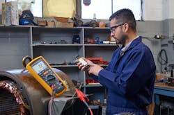 A Fluke 1587 Insulation Resistance Meter collects data directly from a motor and sends it in real-time to the Fluke Connect software on a smartphone. A Fluke 1587 Insulation Resistance Meter collects data directly from a motor and sends it in real-time to the Fluke Connect software on a smartphone.