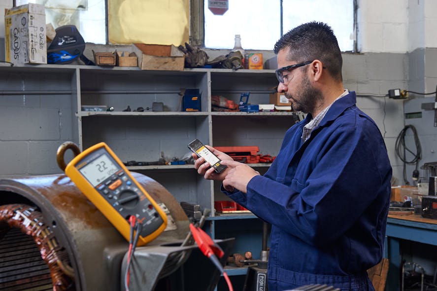 A Fluke 1587 Insulation Resistance Meter collects data directly from a motor and sends it in real-time to the Fluke Connect software on a smartphone.