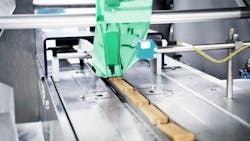 The compact Sigpack FIT feeder transports the sensitive bars to the HRM flow wrapper without contact. The compact Sigpack FIT feeder transports the sensitive bars to the HRM flow wrapper without contact.