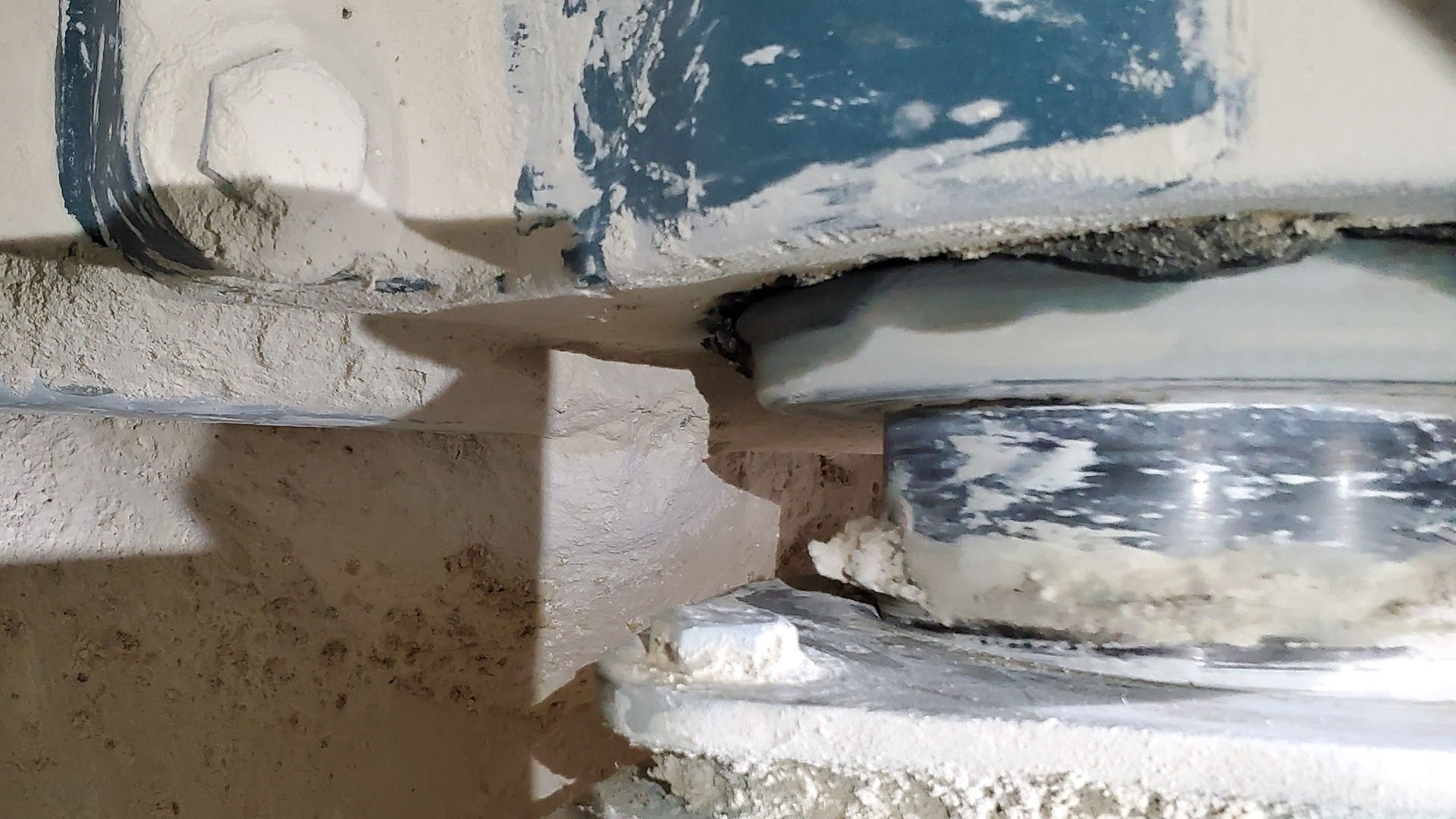 Photo 1: This screw conveyor was leaking gypsum during operation due to failing compression packing rings.