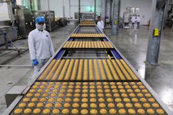 Syntegon lines feature a soft depositing pullnose for handling delicate products, such as cupcakes, since they can easily tumble over and are difficult to handle due to their variable shape. Syntegon lines feature a soft depositing pullnose for handling delicate products, such as cupcakes, since they can easily tumble over and are difficult to handle due to their variable shape.