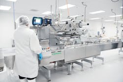 The baked goods are packaged individually or in double packs on a Pack series horizontal flow wrapper. From here, a conveyor belt transports the products towards the downstream secondary packaging equipment. The baked goods are packaged individually or in double packs on a Pack series horizontal flow wrapper. From here, a conveyor belt transports the products towards the downstream secondary packaging equipment.