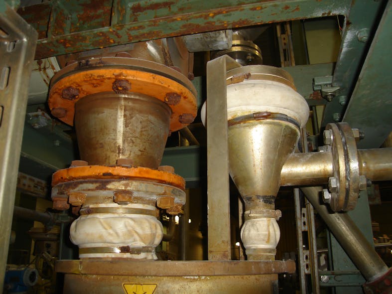 Figure 5: Potential issues with bellows include overpressure, causing the bellows to balloon (left) and underpressure, causing the bellows to be sucked inward (right).