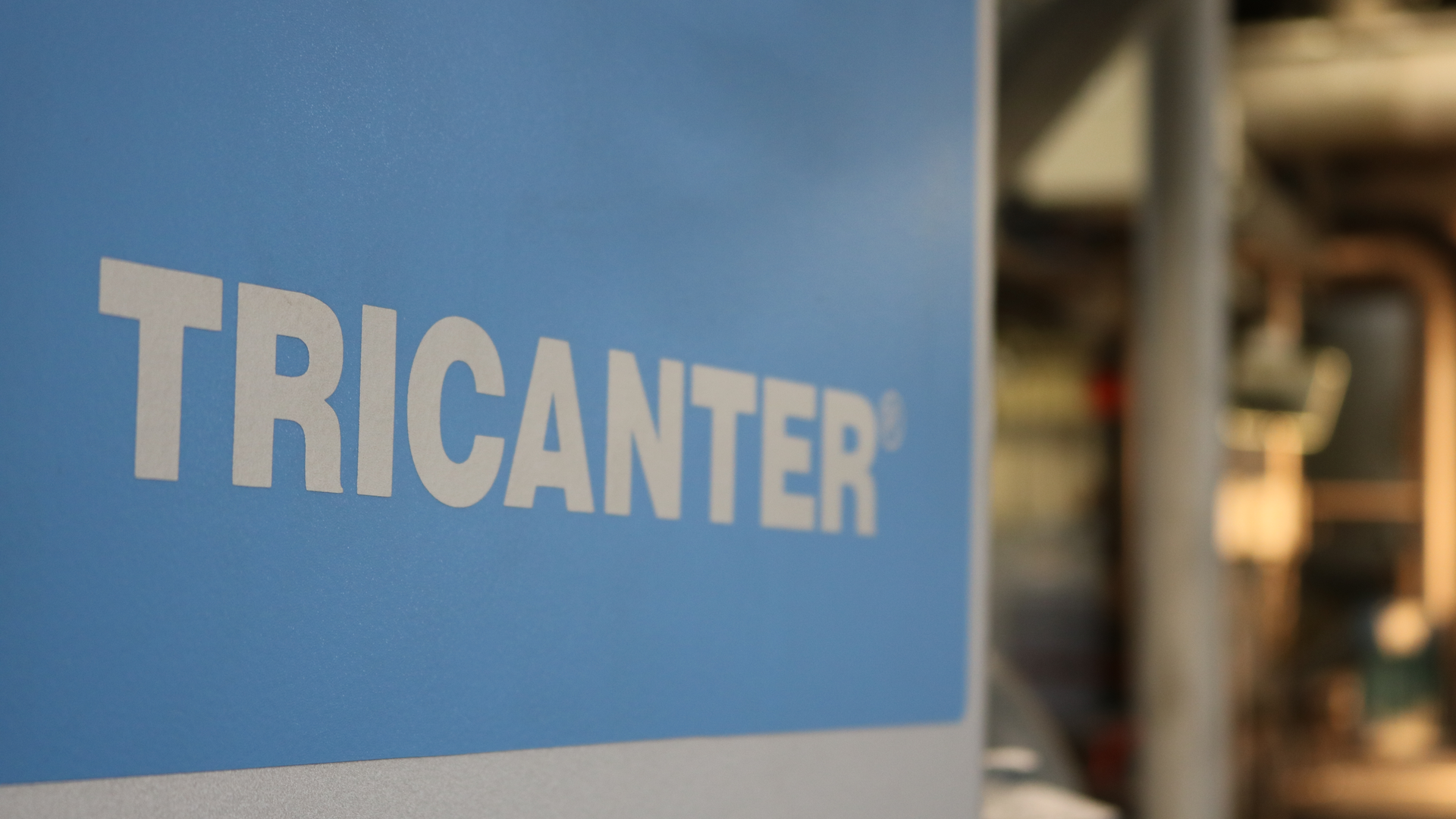 In the classic separation process, solids are separated from a liquid, or two liquids of different densities are separated. But often both come together. The Tricanter allows the continuous separation of three phases (solid-liquid-liquid) in a single process.