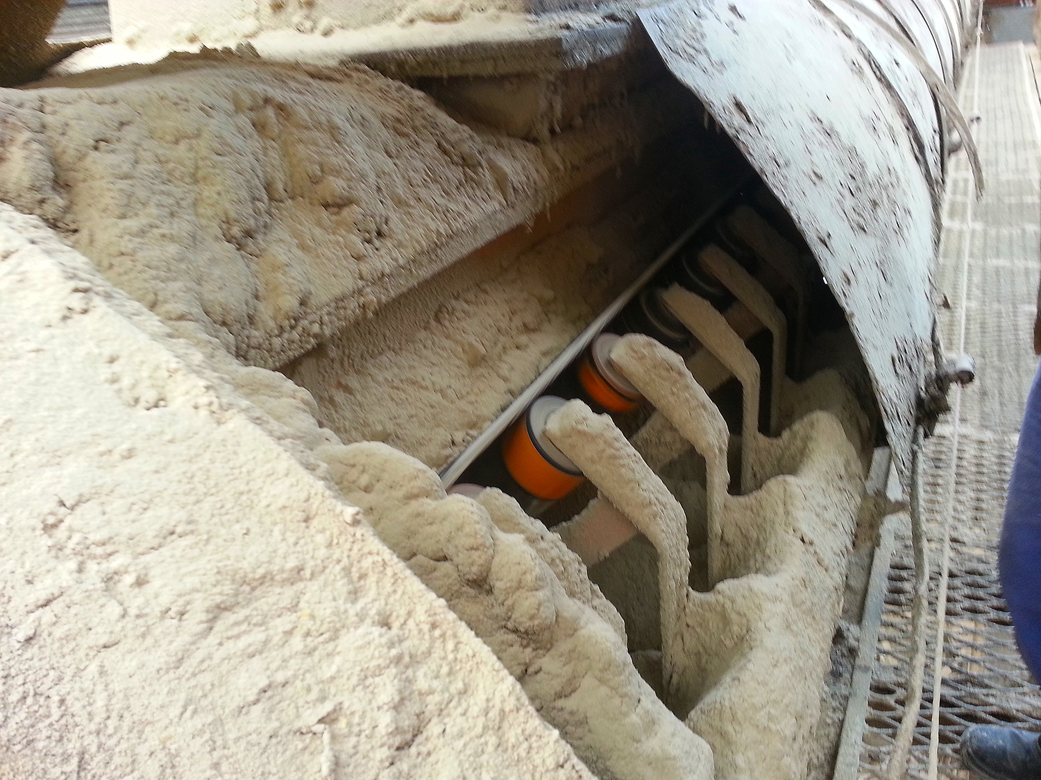 Dust and spillage clogs idlers, requiring them to be replaced and raising the cost of operation.