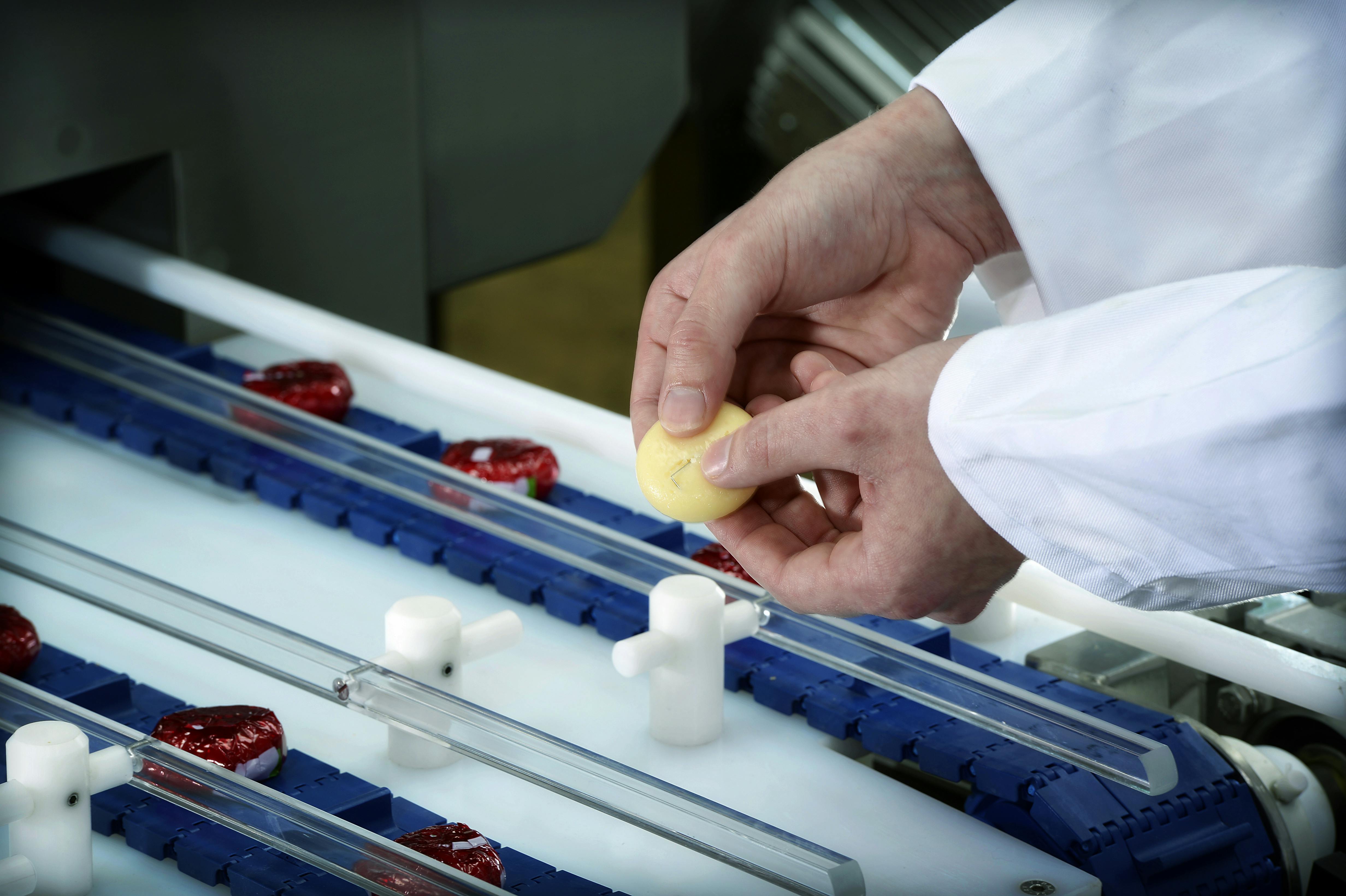 Keeping the aperture opening no larger than required in relation to the product size is considered best practice.