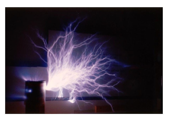 Figure 3: Propagating brush discharge.