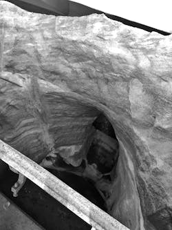 Cohesive salt forming a rathole above a vessel outlet Cohesive salt forming a rathole above a vessel outlet