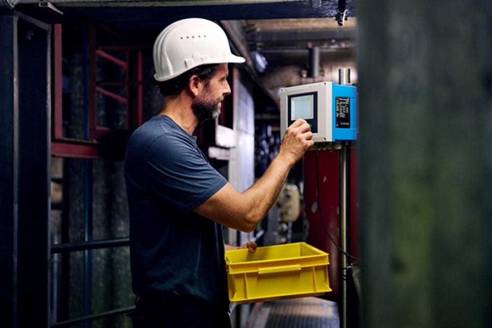 Technologies such as Endress+Hauser&rsquo;s Memosens provide fully digital signal transmission, non‑contact inductive coupling for maximum moisture resistance, onboard memory storing calibration, adjustment data, operating hours and sensor health indicators.