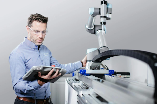 The Thomson Movotrak&trade; Cobot Transfer Unit (CTU) is the first collaborative 7th axis, designed to add up to 10 meters of horizontal operating range to cobot applications.
